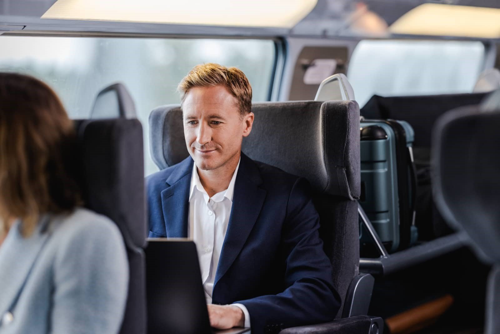 tgv lyria business traveller on his computer