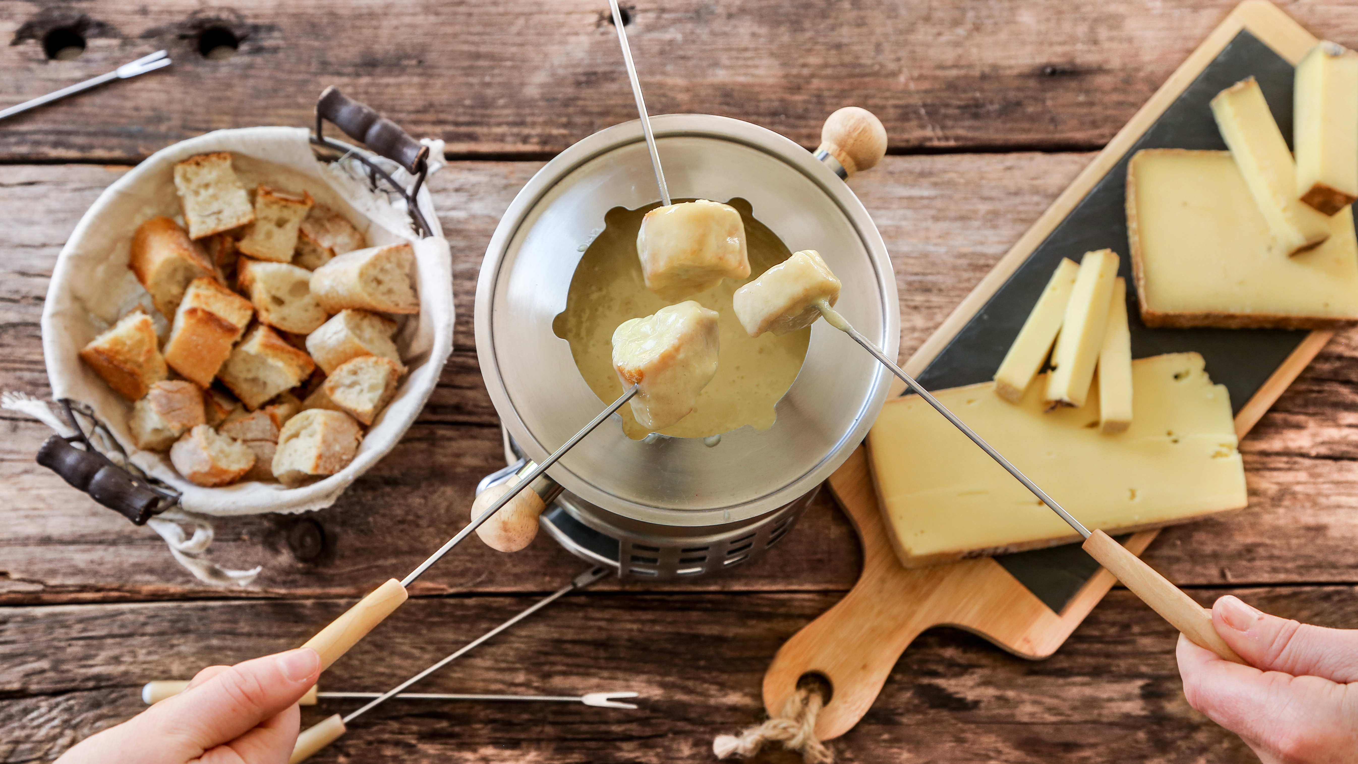 fondue savoyarde entre amis convivial ( vue de dessus )