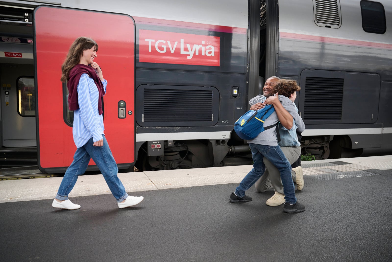 Enfant famille retrouvailes en gare quai