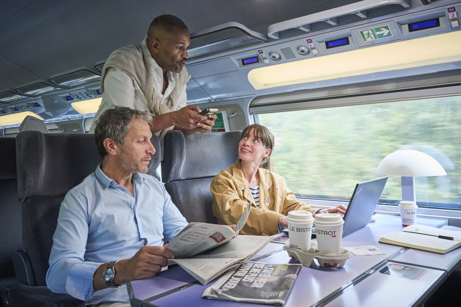 Groupe de pro qui travaillent dans le train