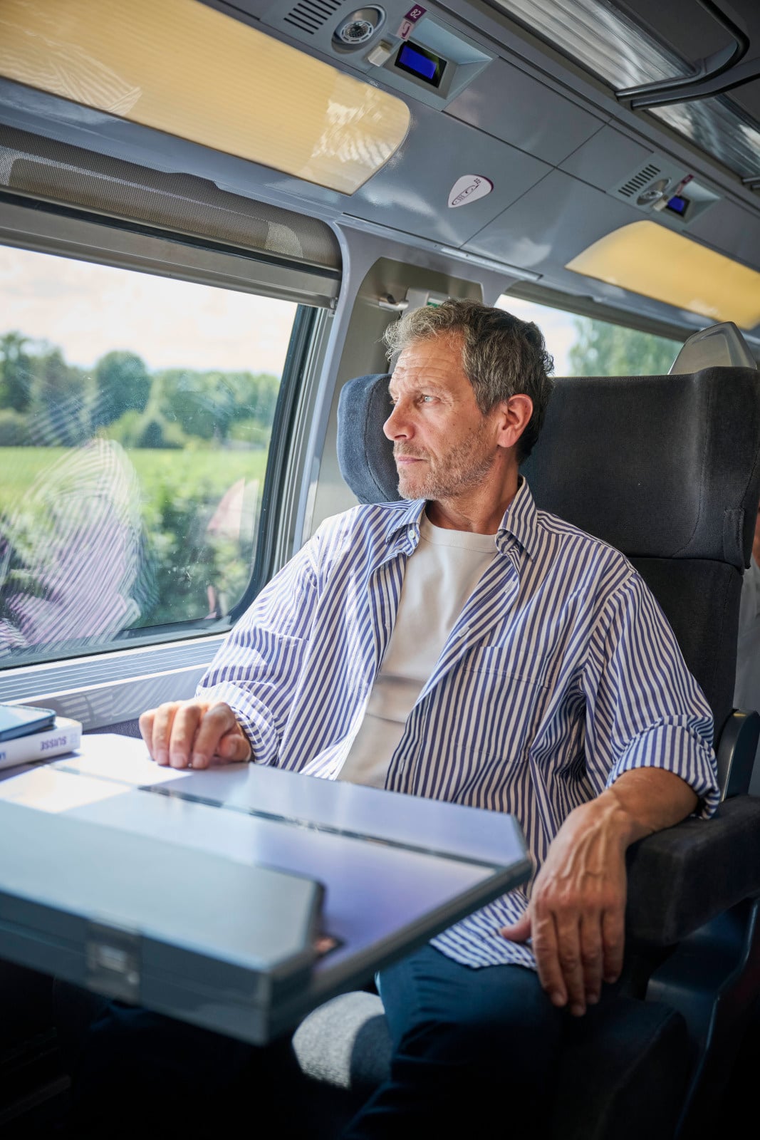Homme admirant le paysage en Première confort et calme