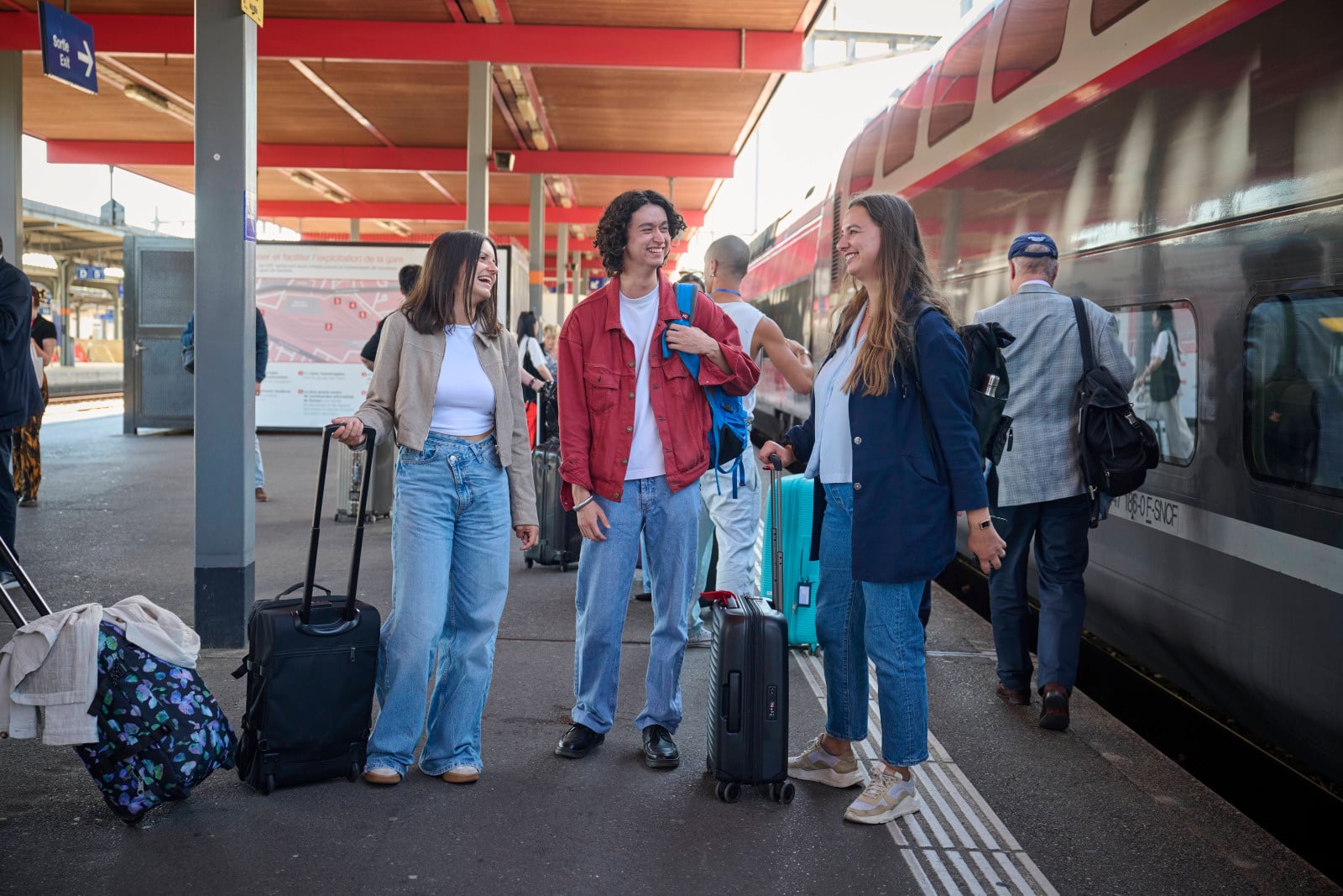 Voyageurs quai embarquement train