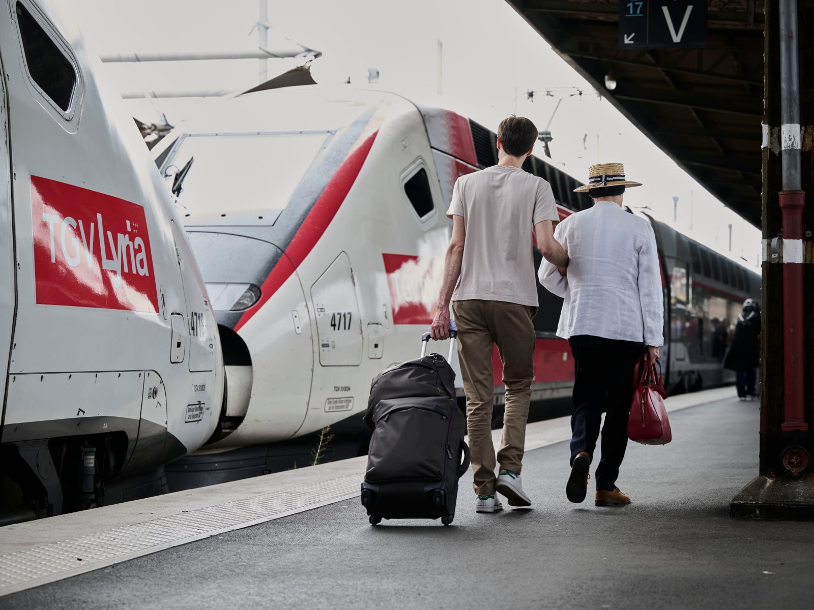 voyageurs embarquement train quai