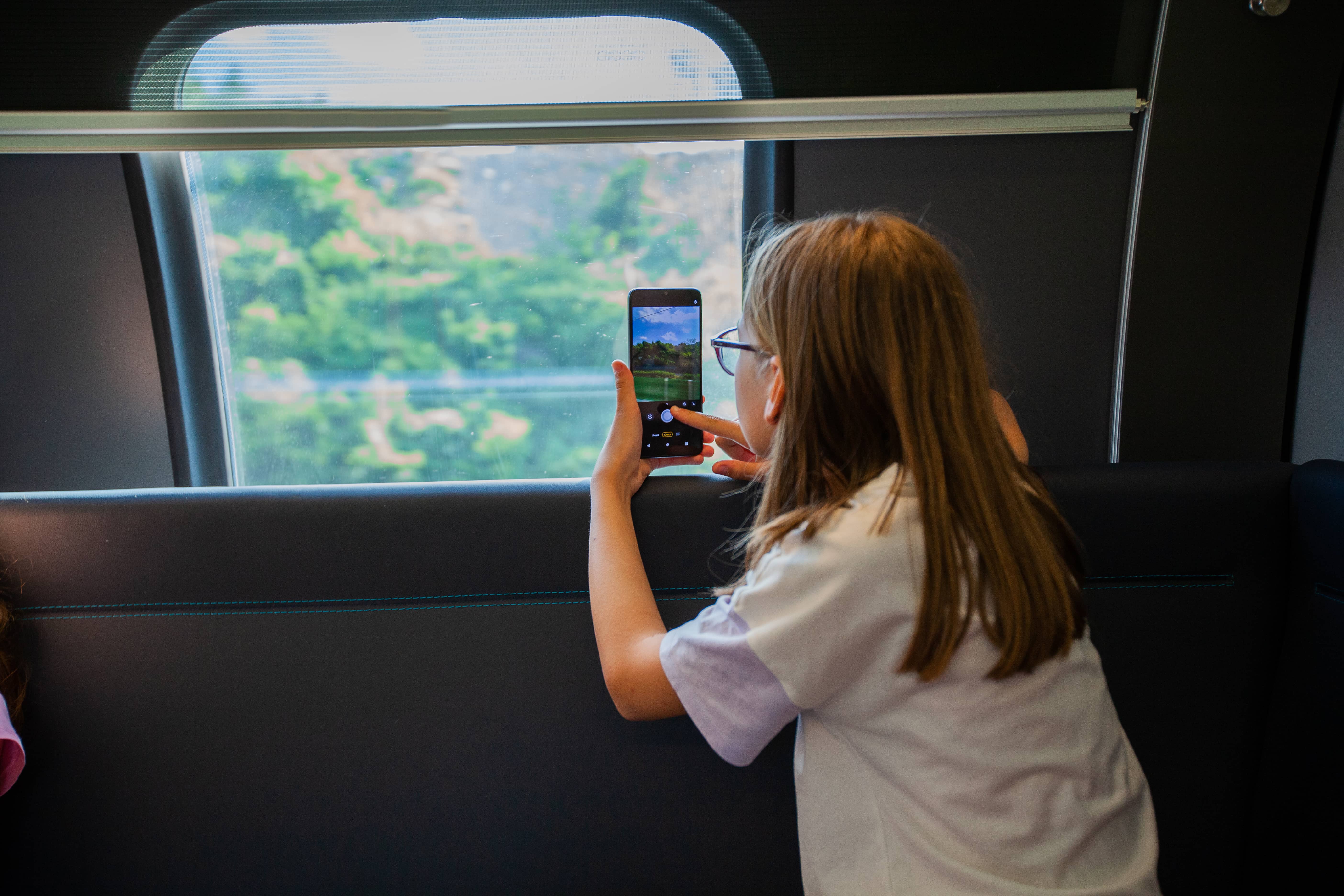 tgv lyria photo child ecology smartphone