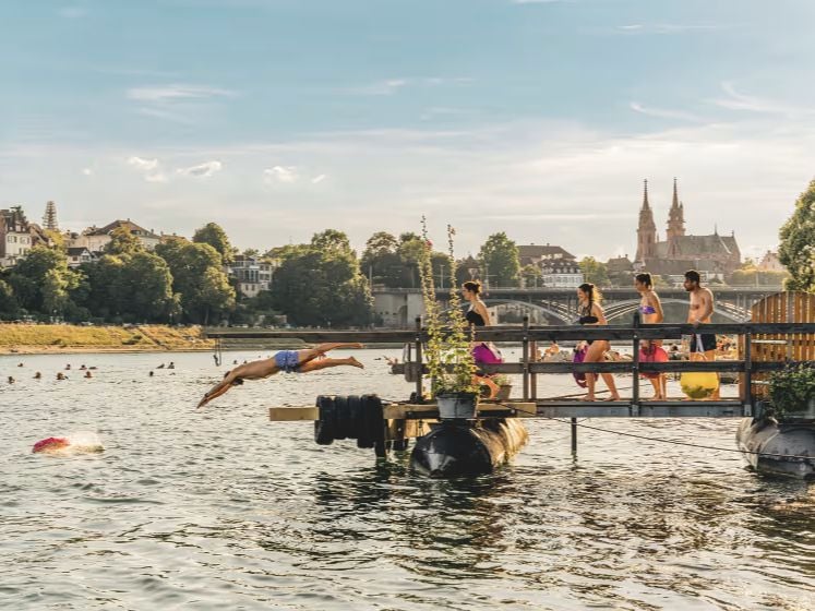 People diving in the Rhin in Bâle