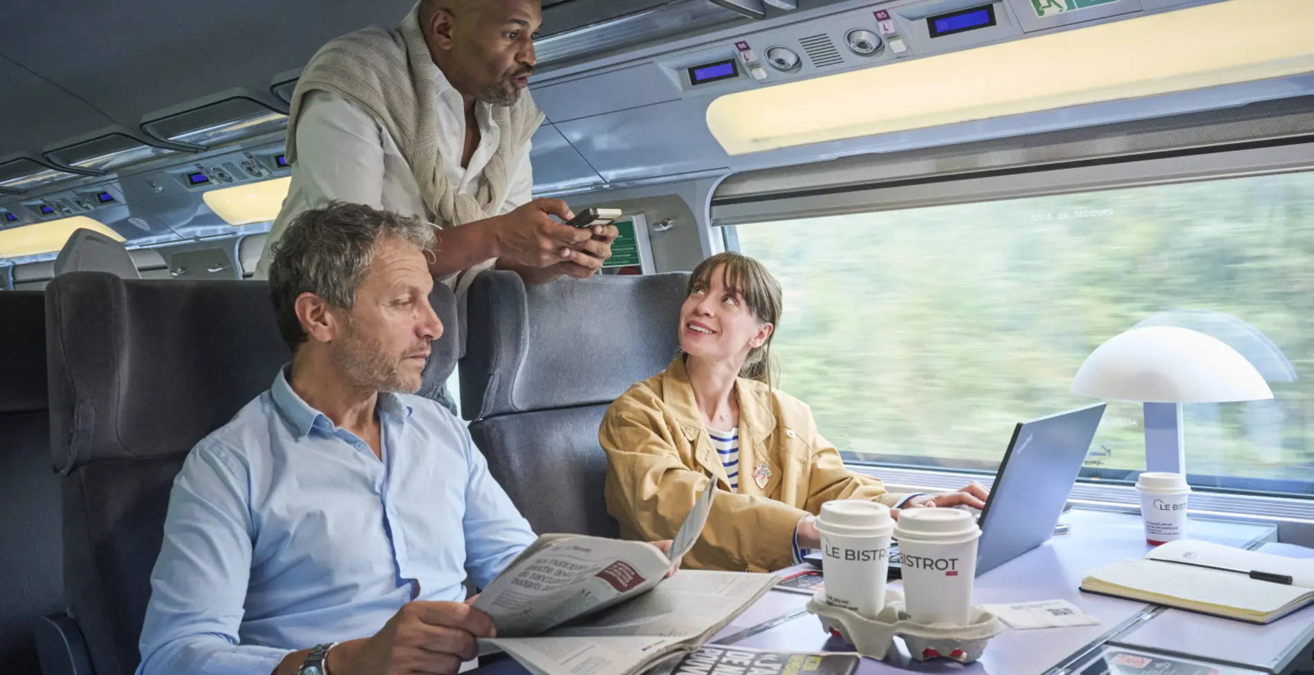 Groupe de pro qui travaillent dans le train