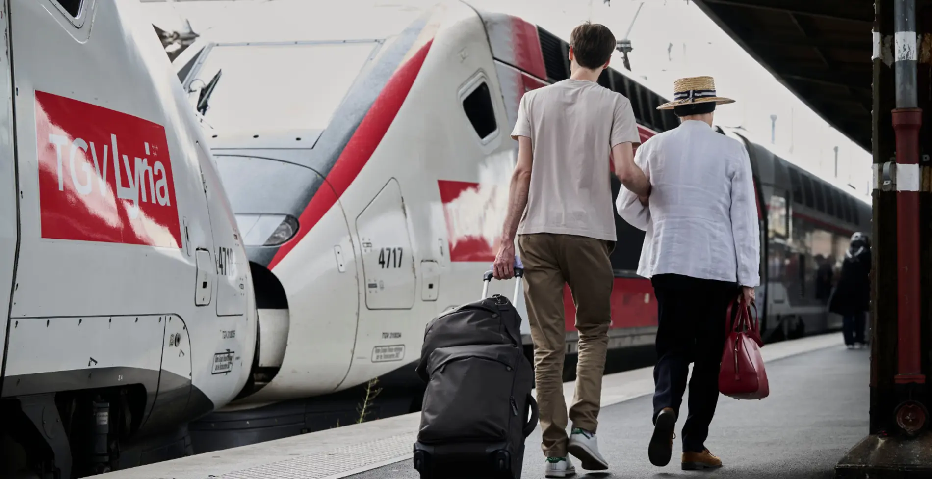 voyageurs embarquement train quai