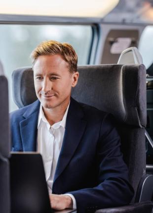 tgv lyria business traveller on his computer