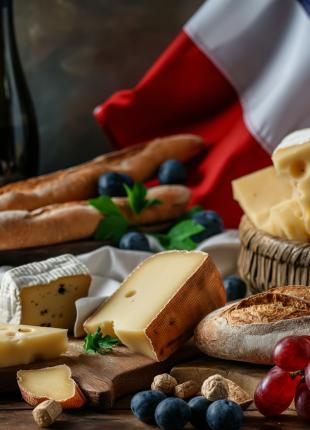 table gastronomique française avec du pain, du fromage, une baguette, un drapeau