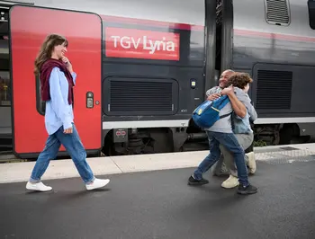 Enfant famille retrouvailes en gare quai