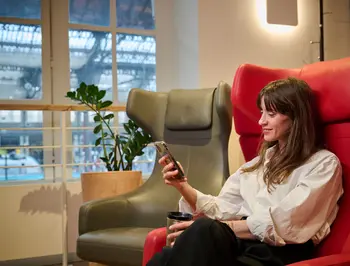 Femme salon grand voyageur avec smartphone