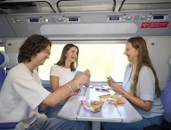 Groupe d'amis voyageurs en Standard Carré famille jouent aux cartes