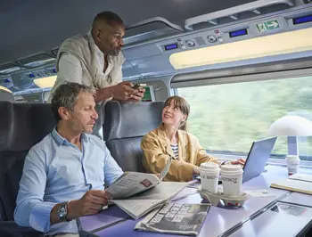 Groupe de pro qui travaillent dans le train