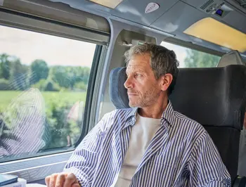 Homme admirant le paysage en Première confort et calme