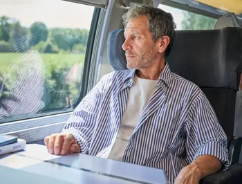 Homme admirant le paysage en Première confort et calme