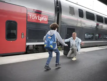 Retrouvailles famille quai train enfant