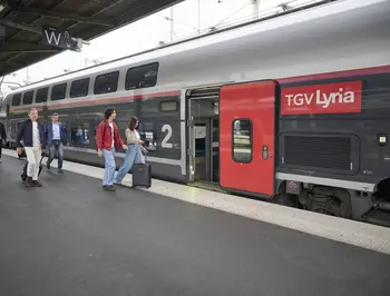 Train quai voyageurs embarquement