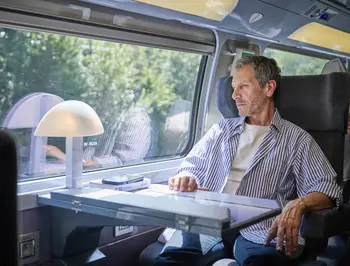 Une voyageuse en Standard admirant le paysage par la fenêtre