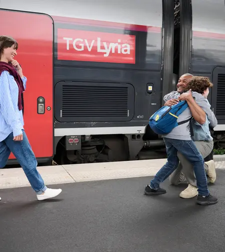 Enfant famille retrouvailes en gare quai