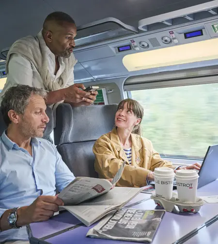 Groupe de pro qui travaillent dans le train