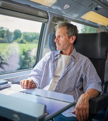 Homme admirant le paysage en Première confort et calme