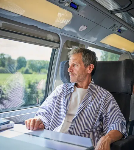 Homme admirant le paysage en Première confort et calme