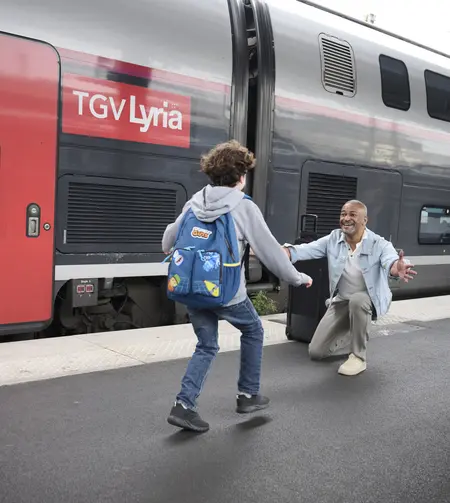 Retrouvailles famille quai train enfant