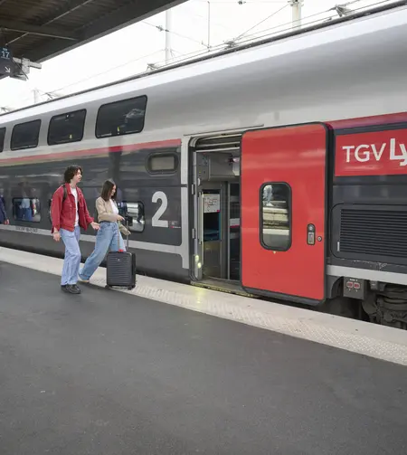 Train quai voyageurs embarquement