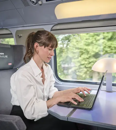 [IMAGE] Voyageuse en Première Signature wifi ordinateur