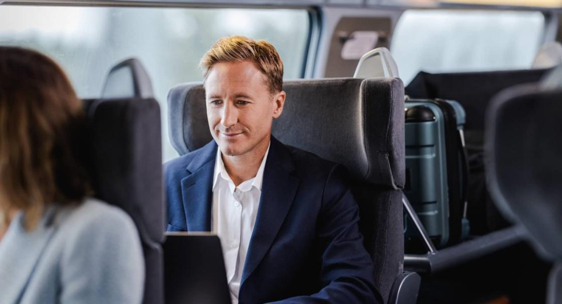 tgv lyria business traveller on his computer