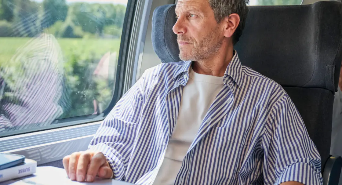 Homme admirant le paysage en Première confort et calme