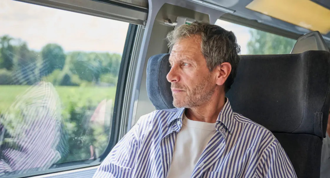Homme admirant le paysage en Première confort et calme